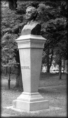 Photo of statue of Washington Irving in Prospect Park