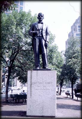 Photo of the Juan Pablo Duarte Monument in Duarte Square, Manhattan