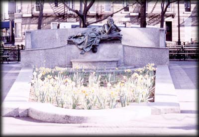 Photo of the Straus Monument in Straus Park, Manhattan